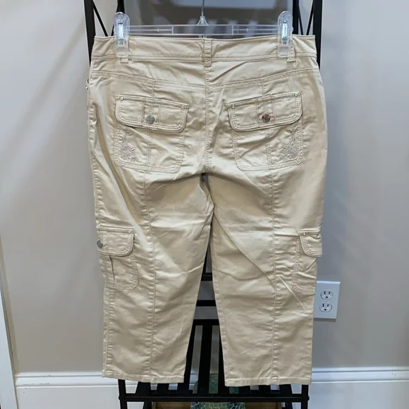 WHBM Khaki Cargo Capris 2 - Picture 3 of 10